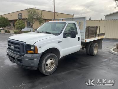 2006 Ford F-350 SD Flatbed Truck