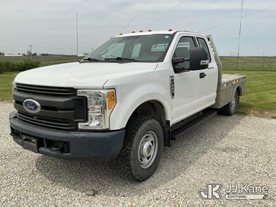2017 Ford F350 4x4 Extended-Cab Flatbed Truck