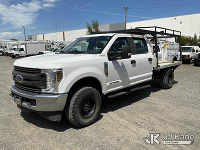 2018 Ford F350 4x4 Crew-Cab Flatbed Truck
