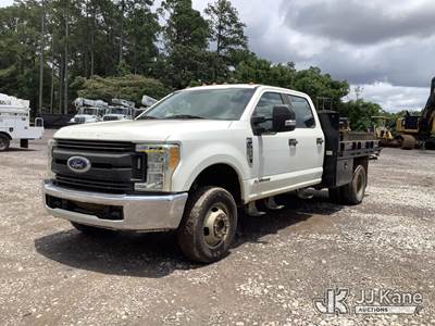2017 Ford F350 4x4 Crew-Cab Flatbed Truck