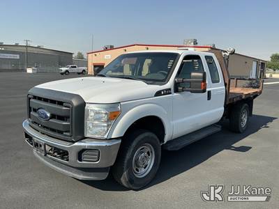 2015 Ford F350 4x4 Extended-Cab Flatbed Truck