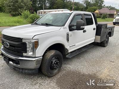 2018 Ford F-350 SD Crew-Cab Flatbed Truck