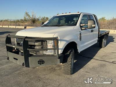 2017 Ford F350 4x4 Extended-Cab Flatbed Truck