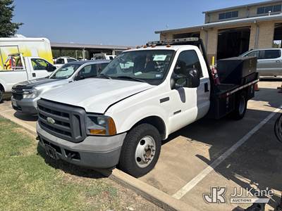 2005 Ford F-350 SD Flatbed Truck