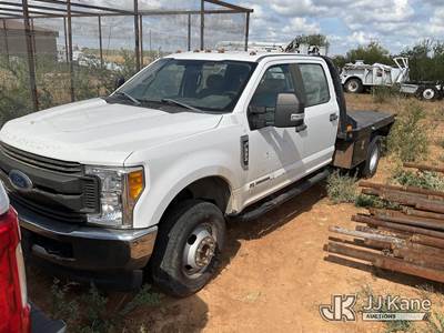 2017 Ford F-350 SD Crew-Cab Flatbed Truck