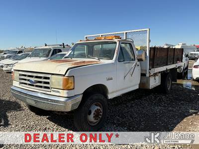 1990 Ford F-450 SD Regular Cab 2WD Flatbed Truck