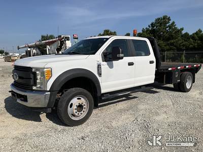 2017 Ford F-450 SD Crew-Cab Flatbed Truck