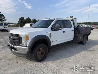 2017 Ford F550 4x4 Crew-Cab Flatbed Truck