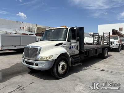 2005 International 4400 Flatbed Truck