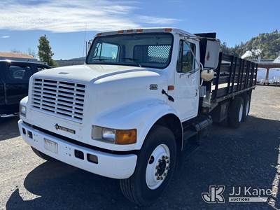 2001 International 4900 Flatbed Truck