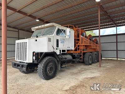 1991 Oshkosh M1070 8x8 Flatbed Puller/Tensioner Truck