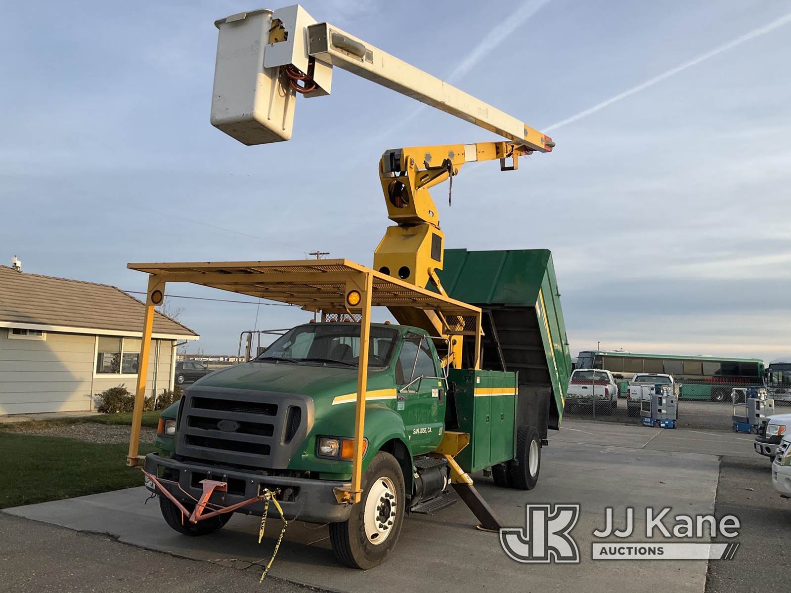2011 Versalift VO270E, 350 Lb 75 ft, OverCenter Elevator Bucket Truck For Sale, 72,832 Miles