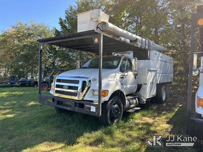 Altec LR756, 61 ft, Over-Center Bucket Truck