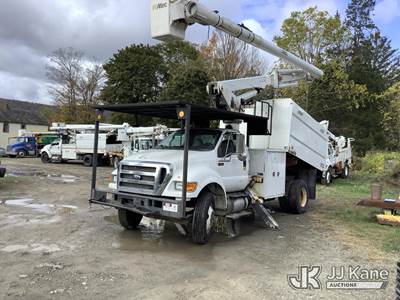 Altec LR756, 61 ft, Over-Center Bucket Truck