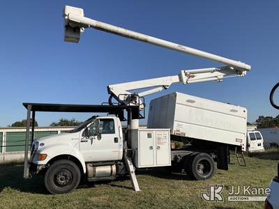 Altec LR756, 61 ft, Over-Center Bucket Truck