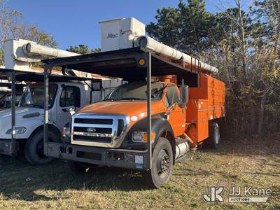 Altec LR756, 61 ft, Over-Center Bucket Truck