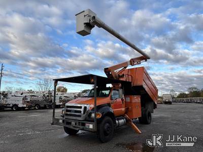Altec LR756, 61 ft, Over-Center Bucket Truck