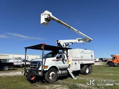 Altec LR756, 61 ft, Over-Center Bucket Truck