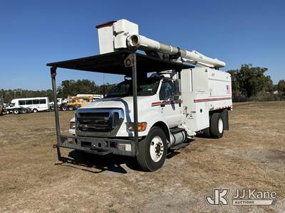 Altec LR756, 61 ft, Over-Center Bucket Truck