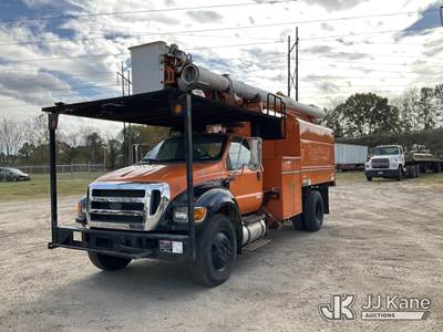 Altec LR756, 61 ft, Over-Center Bucket Truck