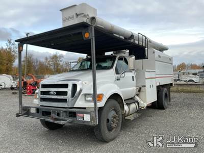 Altec LR756, 61 ft, Over-Center Bucket Truck