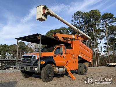 Altec LR756, 61 ft, Over-Center Bucket Truck