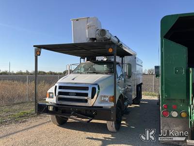 Altec LR756, 61 ft, Over-Center Bucket Truck