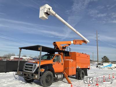 Altec LR756, 61 ft, Over-Center Bucket Truck
