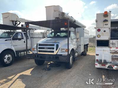 Altec LR756, 61 ft, Over-Center Bucket Truck