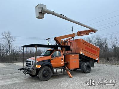 Altec LR756, 61 ft, Over-Center Bucket Truck