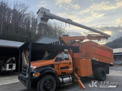 Altec LR756, 61 ft, Over-Center Bucket Truck