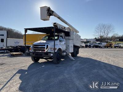 Altec LR756, 61 ft, Over-Center Bucket Truck
