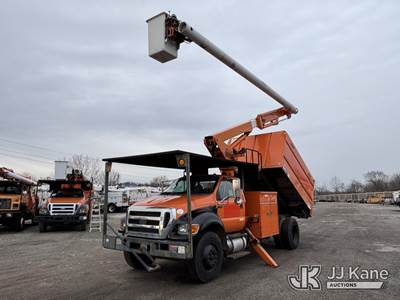 Altec LR756, 61 ft, Over-Center Bucket Truck