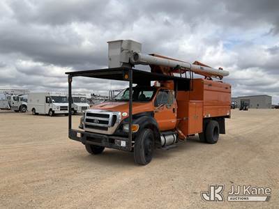 Altec LR756, 61 ft, Over-Center Bucket Truck