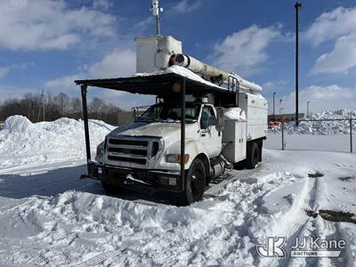 Altec LR756, 60 ft, Over-Center Bucket Truck