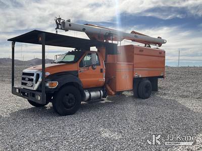 Altec LR756, 61 ft, Over-Center Bucket Truck