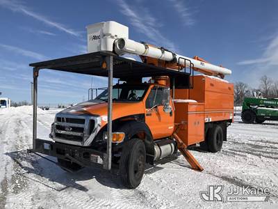 Altec LR756, 61 ft, Over-Center Bucket Truck