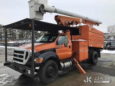 Altec LR756, 61 ft, Over-Center Bucket Truck