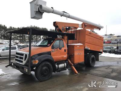 Altec LR756, 61 ft, Over-Center Bucket Truck
