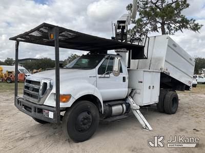 Altec LR756, 61 ft, Over-Center Bucket Truck