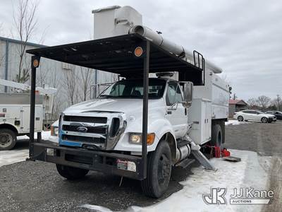 Altec LR756, 61 ft, Over-Center Bucket Truck
