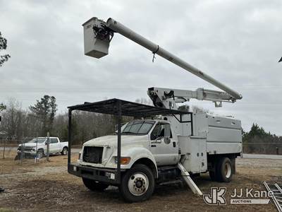 Altec LRV-56, 61 ft, Over-Center Bucket Truck