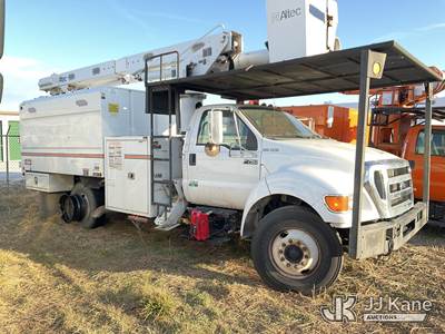 Altec LR756, 61 ft, Over-Center Bucket Truck