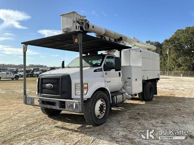 Altec LR756, 61 ft, Over-Center Bucket Truck