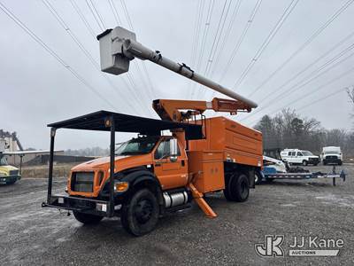 Altec LR756, 61 ft, Over-Center Bucket Truck