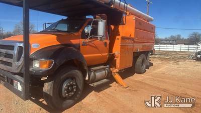 Altec LR756, 61 ft, Over-Center Bucket Truck