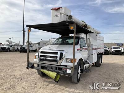 Altec LR756, 61 ft, Over-Center Bucket Truck