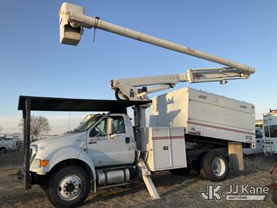 Altec LR756, 61 ft, Over-Center Bucket Truck