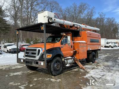 Altec LR756, 61 ft, Over-Center Bucket Truck