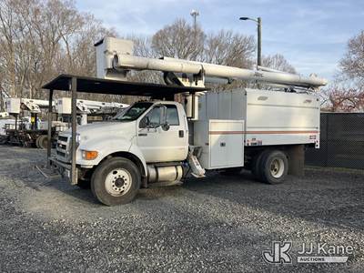 Altec LR756, 61 ft, Over-Center Bucket Truck